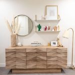 Un bufet decorat cu oglinzi si rafturi: Idei pentru a decora si a pune deasupra bufeturilor