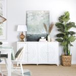 Un bufet decorat cu un tablou sprijinit pe mobilier: Idei pentru a decora bufetele cu tablouri si fotografii