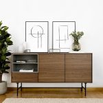 Un bufet decorat cu doua tablouri pe mobilier: Idei pentru a decora bufetele cu tablouri si fotografii