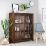 Un bufet inalt decorat cu putine elemente: Idei si sfaturi pentru decorarea bufeturilor inalte